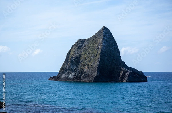 Obraz 窓岩（まどいわ）　積丹半島｜積丹ブルーに浮かび独特な形をした存在感あふれる奇岩