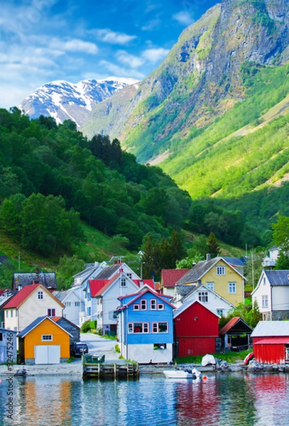 Obraz Wioska i widok na morze w górach w fiordu Geiranger, Norwegia