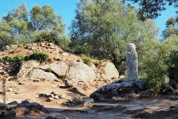 Obraz Due to the beauty of its menhirs, Filitosa is the major site of Corsican prehistory. Its statue-menhirs constitute one of the most spectacular manifestations of megalithism in the Mediterranean