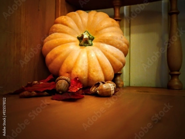 Fototapeta Herbstdekoration - Kürbis, bunte Blätter, Eicheln