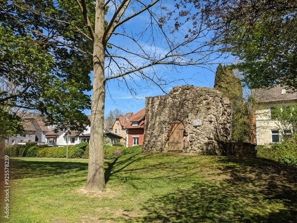 Obraz Reste eines alten Wehrturmes mit Stadtmauer 