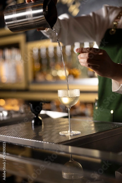 Fototapeta copa llenándoselas en barra