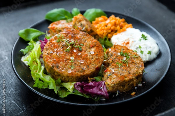 Obraz Paszteciki na sałatce z kaszą bulgur