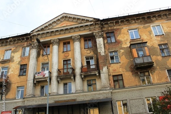 Fototapeta Фасад студенческого общежития в Новокузнецке: Реалии современного образования