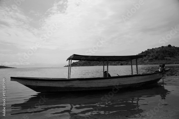Obraz Ein Mann, der mit Stolz an den Ufern des Kivu-Sees, Ruanda, navigiert