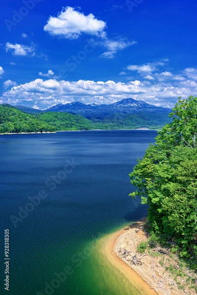 Fototapeta 北海道・美瑛町 初夏の忠別湖から望む大雪山の風景