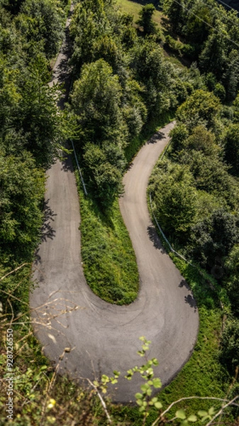 Obraz Curva 180 grados en carretera secundaria León
