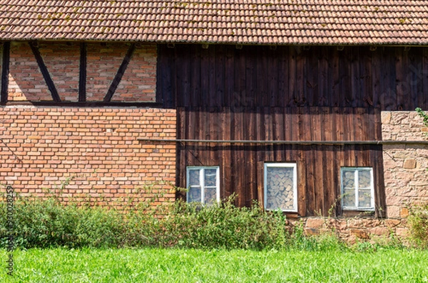 Fototapeta Połączenie naturalnych materiałów - drewna, cegły i kamienia - sprawia, że chata idealnie wkomponowuje się w otaczający ją krajobraz. To dowód na to, że człowiek może żyć w zgodzie z naturą