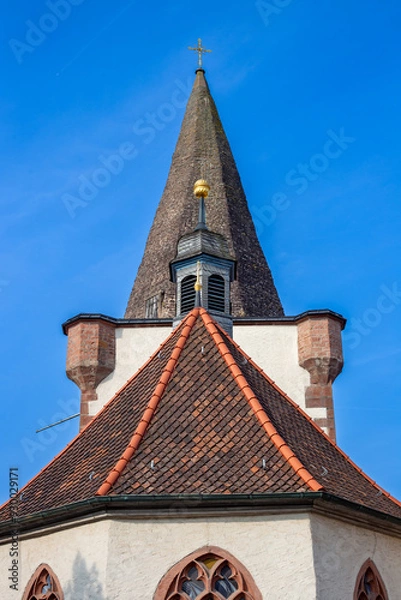 Fototapeta Bayern. Fragment fasady kościoła. Dwie wieze koscielne na tle blekitnegoi nieba, Budownictwo sakralne w niemczech.