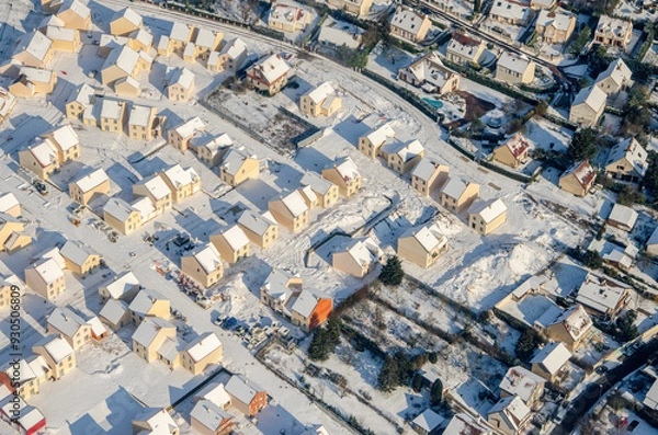 Fototapeta vue aérienne d'un village de la campagne française sous la neige