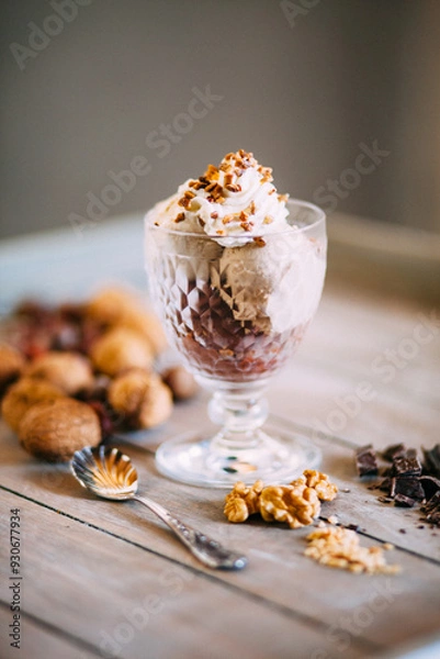 Obraz Glasbecher mit Nusseis