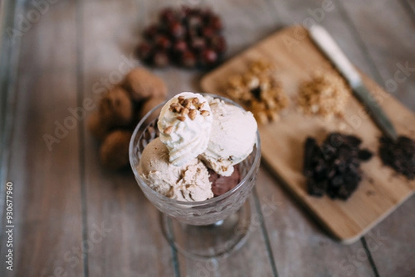 Obraz Gemischtes Eis mit Nüssen und Sahne