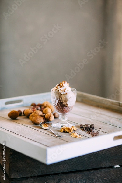 Obraz Walnuss-Eisbecher mit frischen Nüssen auf einem Tablett