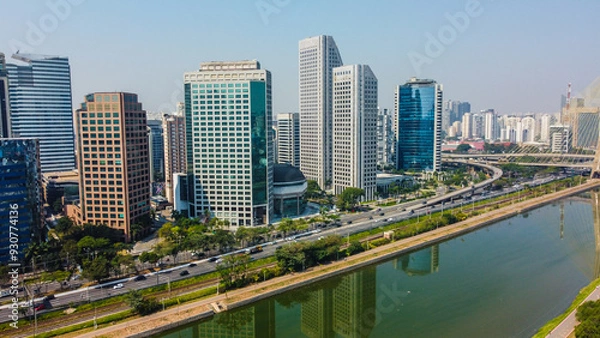 Obraz Vista aérea de prédios comerciais à beira da Marginal Pinheiros, com a paisagem urbana de São Paulo ao fundo