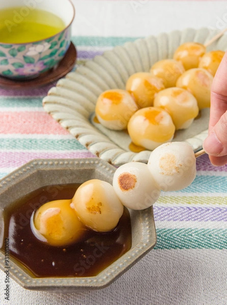 Fototapeta みたらし団子と緑茶 串をたれにディップ