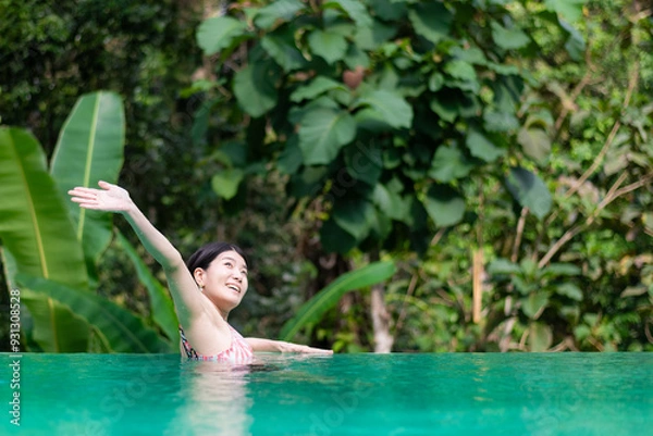 Obraz 南国のプールにいるビキニの日本人女性