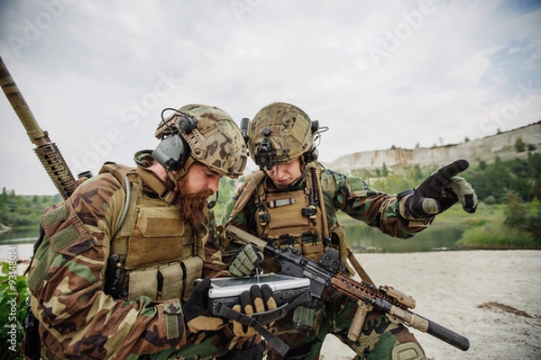 Obraz dowódca żołnierzy toruje trasę na stole elektronicznym