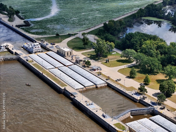 Obraz Locks and Dam 13 on the Mississippi river at Fulton, IL loading the lock so a barge can proceed down river.
