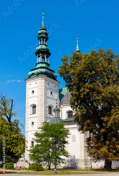 Fototapeta Cathedral Basilica of the Assumption of the Blessed Virgin Mary and St. Nicholas at old town market square historic quarter of Lowicz in Poland