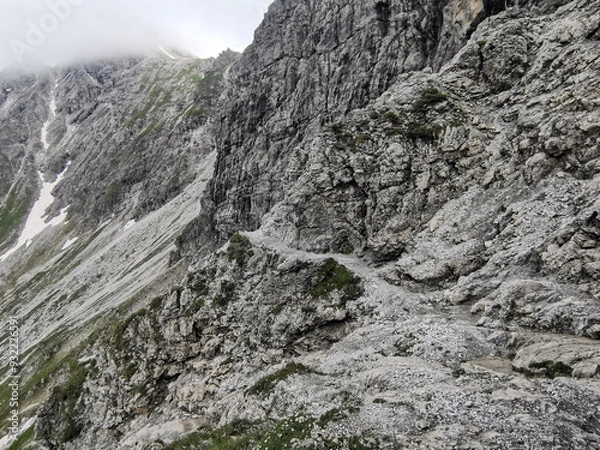 Fototapeta dangerous narrow mountain path