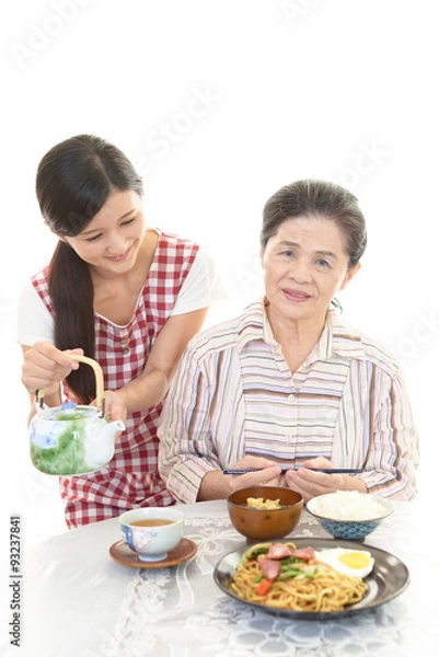 Fototapeta 食事を楽しむ年配者