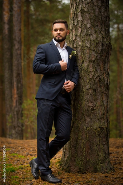 Obraz groom with a beard waiting for a tree