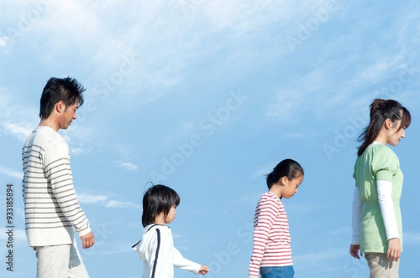 Fototapeta 並んで歩く家族