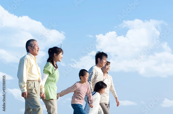 Fototapeta 手をつなぐ三世代家族