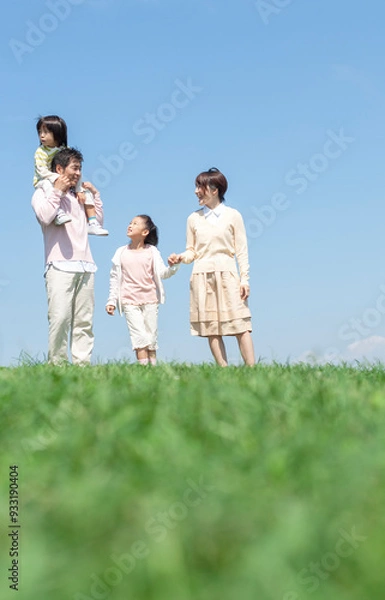 Fototapeta 芝生を歩く家族