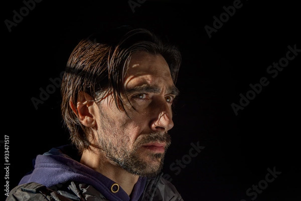 Obraz rostro de hombre viril con mirada lateral en fondo negro oscuro 