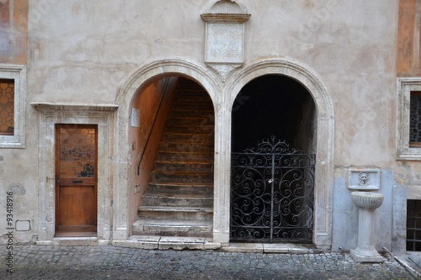 Fototapeta Внутренний двор замка Святого Ангела: в небеса или в преисподнюю?