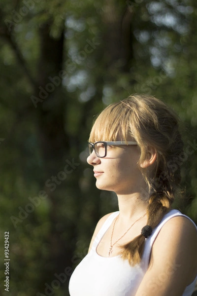 Fototapeta девушка, блондинка в очках, в лесу, девственный, чистый, голубоглазая, красивая, взгляд, задумчивый, вкрадчивый, веселый