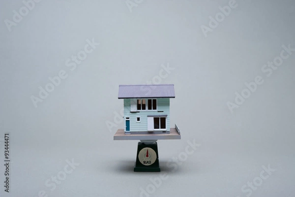 Obraz はかりの上に乗っている家