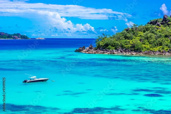 Fototapeta Yacht in paradise bay of Seychelles, Praslin