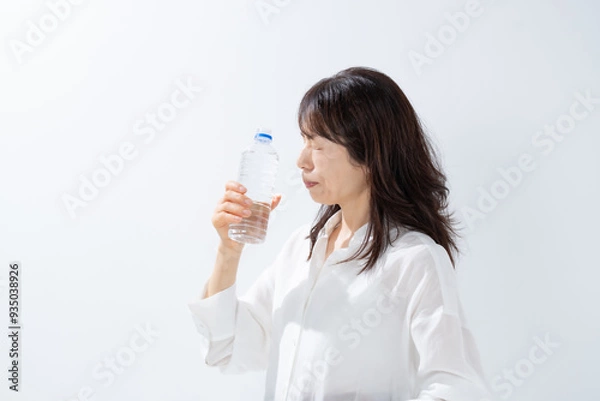 Fototapeta ミネラルウォーター・ペットボトル・女性