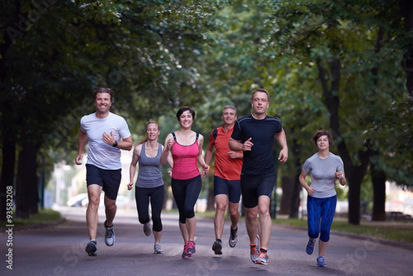 Fototapeta ludzie biegają w grupie