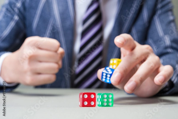 Fototapeta サイコロを転がす男性