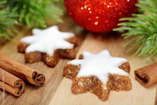Fototapeta Zimtsterne und Zimtstangen als Plätzchen, Gebäck oder Kekse zu Weihnachten 