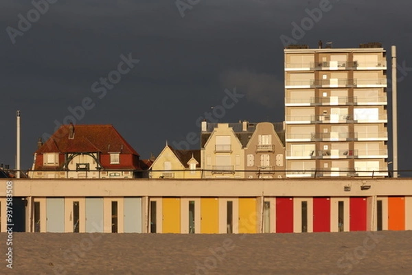 Obraz Vue du front de mer au Touquet Paris Plage, dans les Hauts de France, au Nord de la France. Alignement de portes colorées de cabines de bain.. Ciel gris bleu en arrière plan. Photo prise en mai 2024.