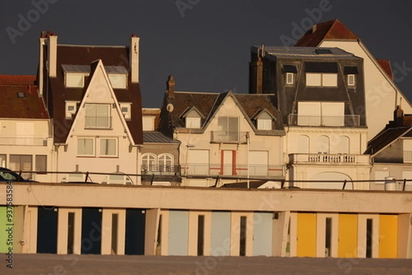 Obraz Vue du front de mer au Touquet Paris Plage, dans les Hauts de France, au Nord de la France. Alignement de portes colorées de cabines de bain.. Ciel gris bleu en arrière plan. Photo prise en mai 2024.