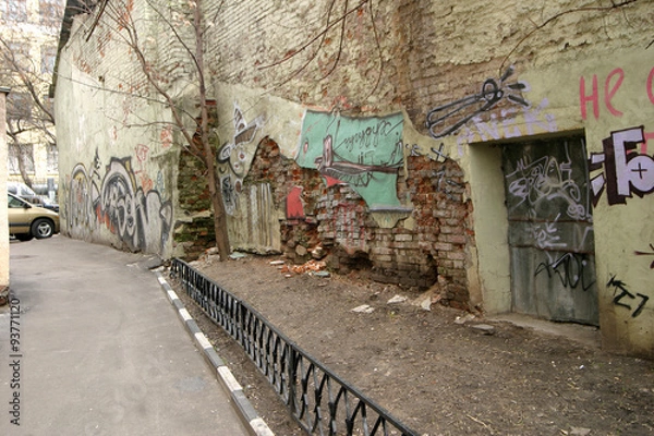 Fototapeta Graffiti on a destroyed building