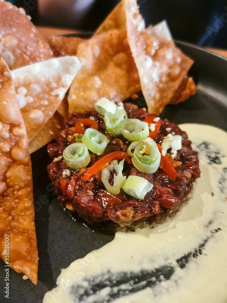 Obraz beef tartar and crispy wontons