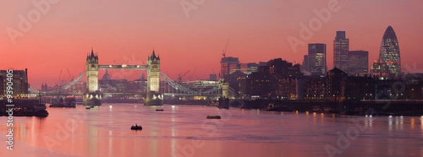 Obraz Tower Bridge i miasto Londyn z głębokim czerwonym zachodem słońca