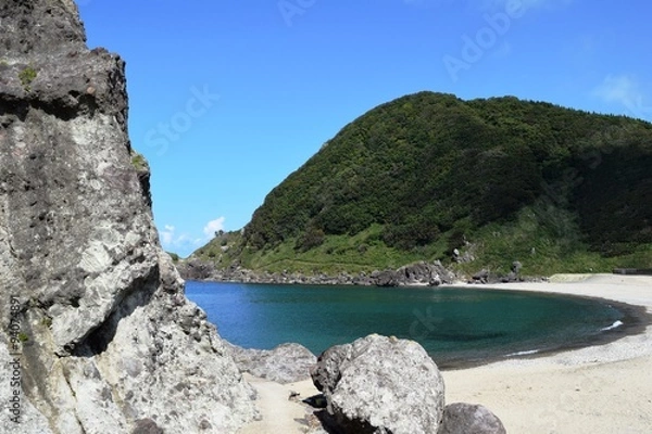 Obraz 三瀬海岸／山形県の庄内浜で、三瀬海岸の風景を撮影した写真です。三瀬海岸は、奇岩怪岩の変化に富んだ美しい浜辺です。家族連れで磯遊びもでき、立岩の上から眺める夕日は絶景です。また、岩でできた自然の飛び込み台もある海水浴場です。