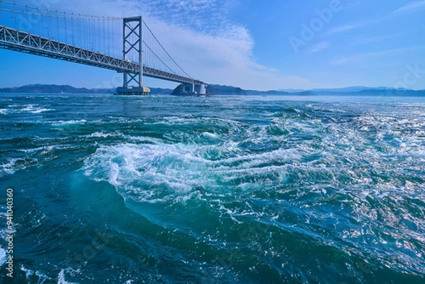 Obraz 徳島県鳴門市の観潮船から鳴門海峡の大鳴門橋と渦潮を見る
