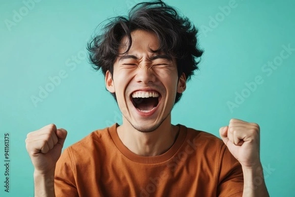 Obraz ガッツポーズをして喜ぶ若い日本人の男性（ワールドカップ・試合・達成・勝利・歓喜・勝負）