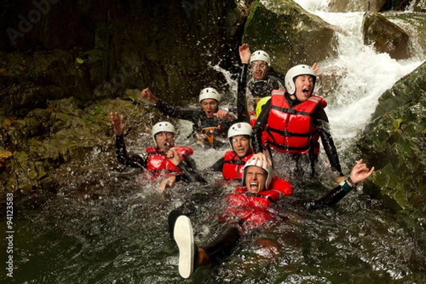 Fototapeta outdoor canyoning grupa aktywna przygoda sporty wodne zabawa wyprawa rzeczna partnerstwo energicznego nastolatka podczas wyprawy canyoningowej w ekwadorskim lesie deszczowym canyoning na świeżym powietrzu grupa aktywna