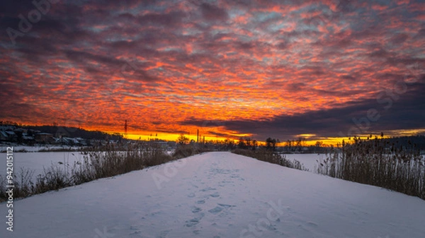 Obraz Zimowa ścieżka o świcie pod ognistym niebem