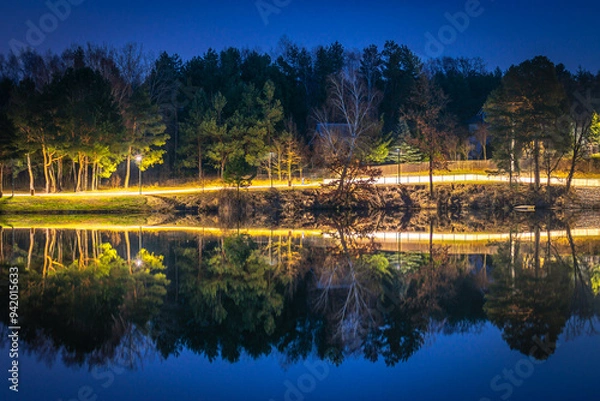 Obraz Wieczorna iluminacja nad jeziorem