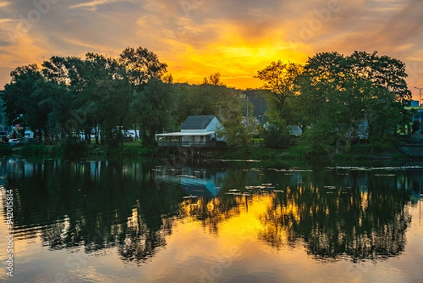 Obraz Barwny wschód słońca nad jeziorem